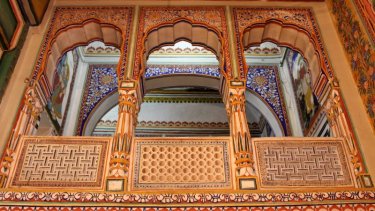 The geometric design of the fresco seen here gives it a 3D effect (Podar Haveli)
