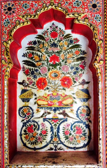 Brilliant colours in a floral design painted in a niche at the Sone Chandi Ki Haveli